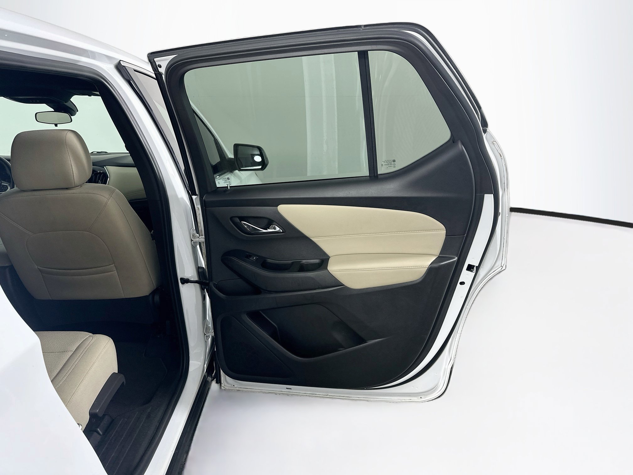 Used 2023 Chevrolet Traverse LS FWD image 31