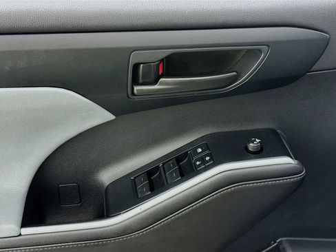 Used 2020 Toyota Highlander LE image 15