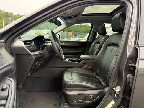 Used 2023 Jeep Grand Cherokee L Limited AWD/4WD image 12