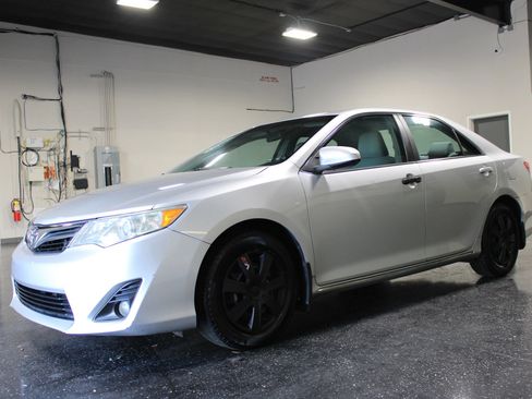 Used 2012 Toyota Camry LE FWD image 6