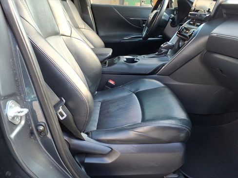 Used 2021 Toyota Venza image 11