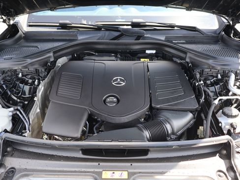 Used 2025 Mercedes-Benz GLC 300 4MATIC w/ Driver Assistance Package image 43