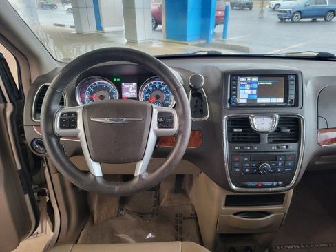 Used 2013 Chrysler Town & Country Touring-L w/ Driver Convenience Group image 5