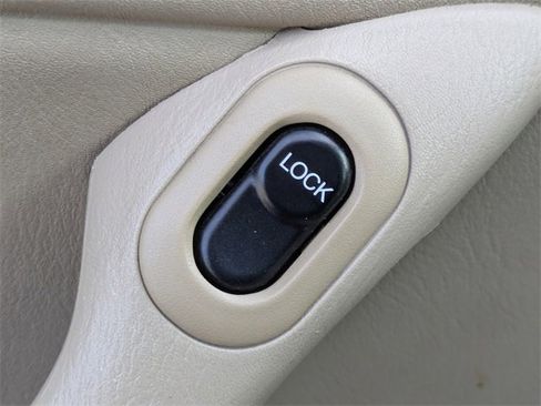 Used 2003 MAZDA MX-5 Miata Base image 20