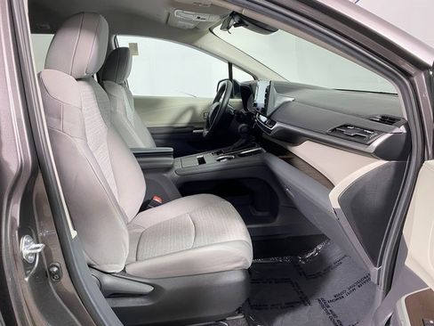 Certified 2024 Toyota Sienna LE image 9