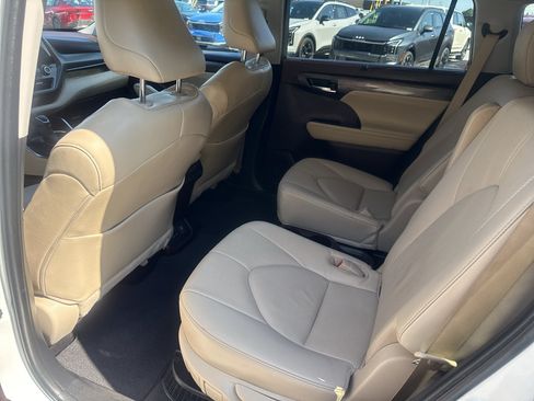 Used 2022 Toyota Highlander Limited FWD image 13