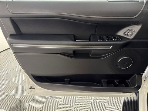 Used 2023 Ford Expedition XLT image 10