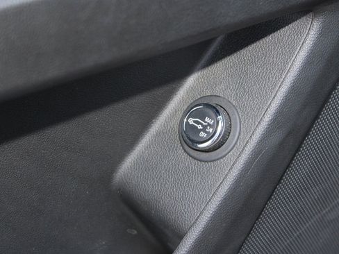 Used 2023 Chevrolet Traverse LT image 23