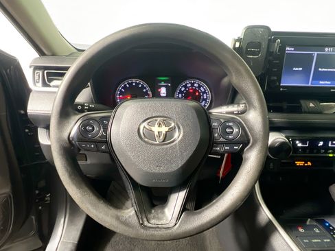 Used 2021 Toyota RAV4 LE FWD image 17