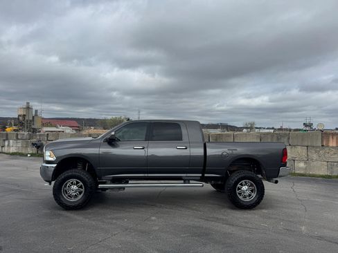 Used 2018 RAM 2500 SLT w/ Luxury Group image 3