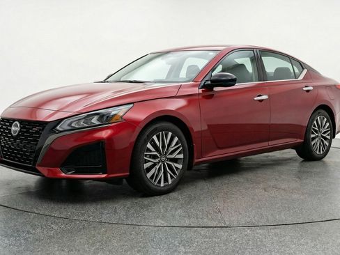 Used 2025 Nissan Altima 2.5 SV image 3