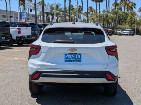 Used 2025 Chevrolet Trax LT w/ Driver Confidence Package image 4