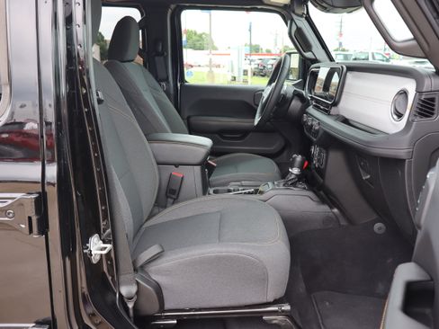 Used 2025 Jeep Wrangler Unlimited Sahara w/ Safety Group AWD/4WD image 12