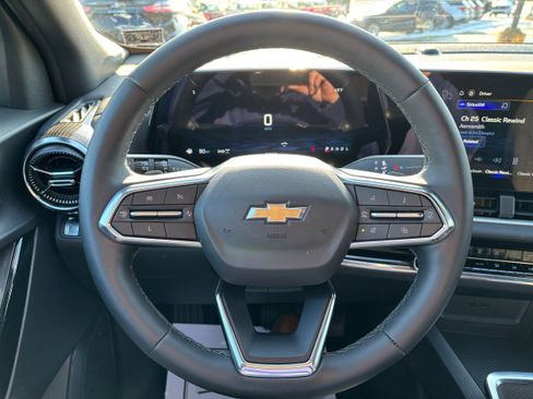Used 2025 Chevrolet Equinox LT AWD/4WD image 11
