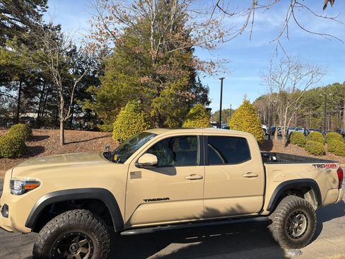 Used 2017 Toyota Tacoma TRD Off-Road image 7