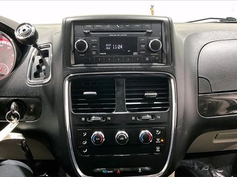 Used 2017 Dodge Grand Caravan SE w/ UConnect Hands-Free Group image 15