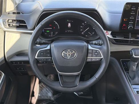 Used 2022 Toyota Sienna XLE w/ XLE Plus Package image 13