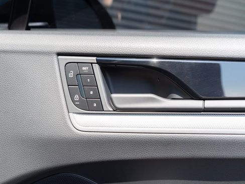 Certified 2025 Porsche Cayenne Coupe image 30