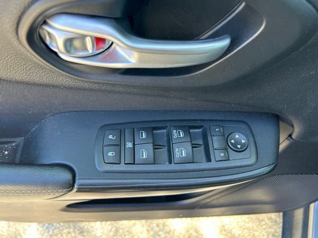 Used 2016 Jeep Cherokee Latitude w/ Cold Weather Group AWD/4WD image 15