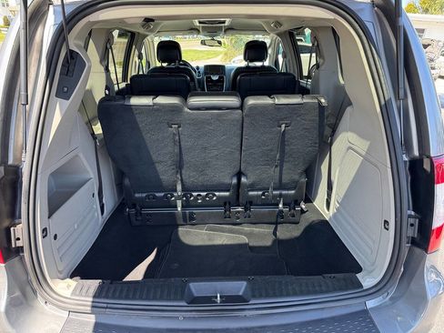Used 2016 Chrysler Town & Country Touring FWD image 10