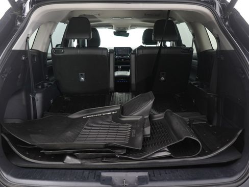 Used 2020 Toyota Highlander XLE image 9