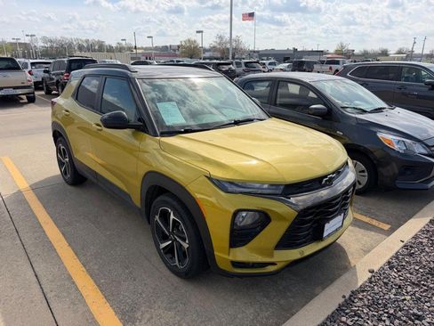 Used 2023 Chevrolet TrailBlazer RS w/ Sun and Liftgate Package image 2