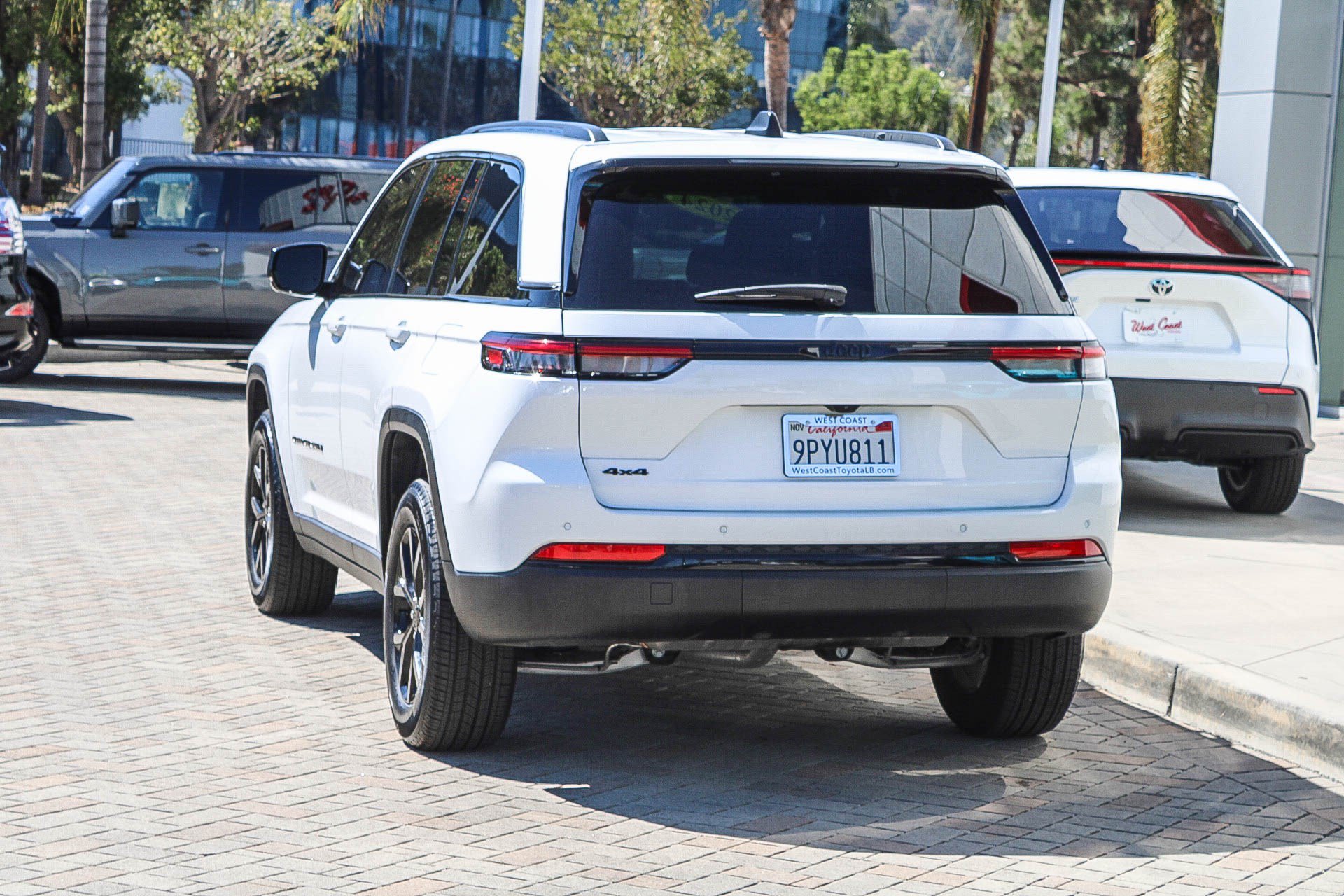 Used 2024 Jeep Grand Cherokee Altitude AWD/4WD image 9