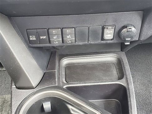 Used 2016 Toyota RAV4 SE image 29