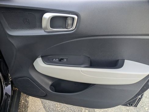 Used 2025 Hyundai Venue SEL image 33