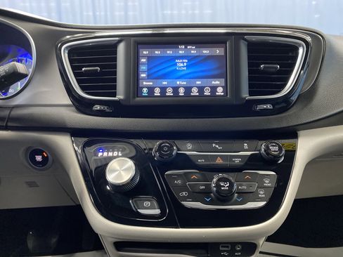 Certified 2020 Chrysler Pacifica Touring-L image 16