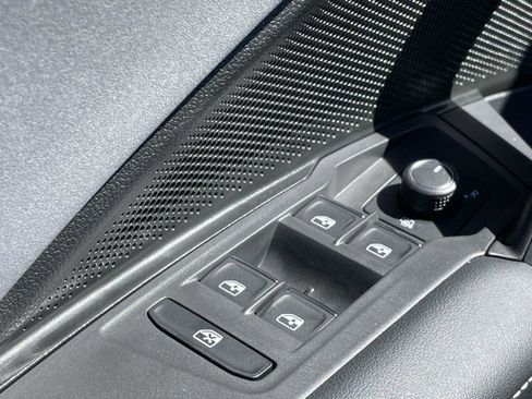 Certified 2025 Volkswagen Tiguan SE image 16