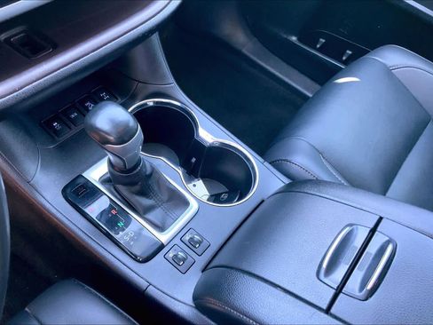 Used 2019 Toyota Highlander XLE AWD/4WD image 16