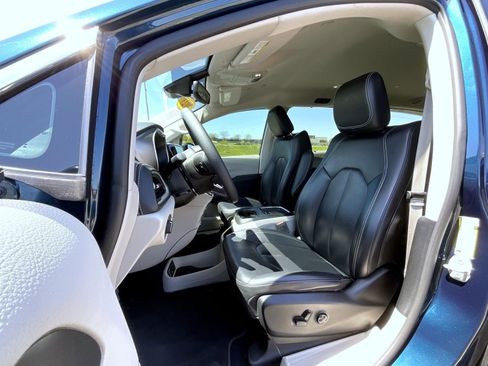 Used 2023 Chrysler Pacifica Touring-L AWD/4WD image 10