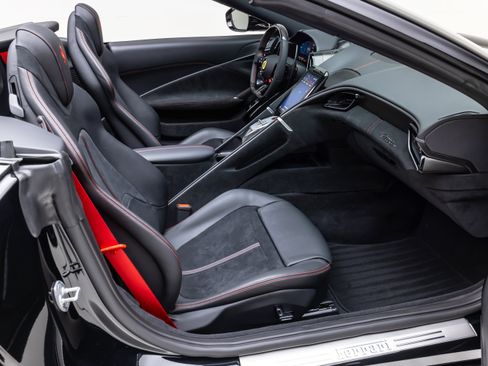 Used 2026 Ferrari Roma Spider RWD image 29