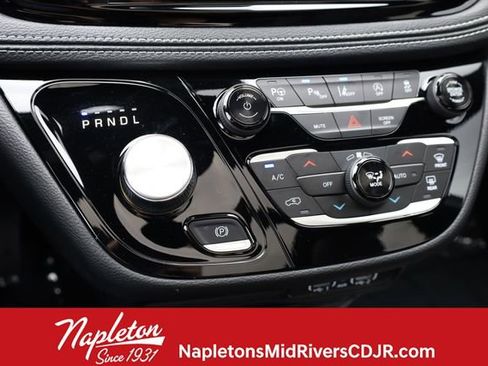 Used 2025 Chrysler Pacifica Select image 18