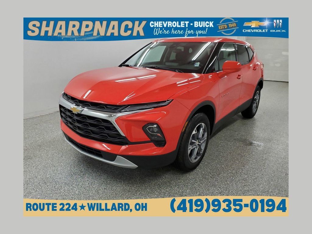 Used 2025 Chevrolet Blazer LT FWD image 1