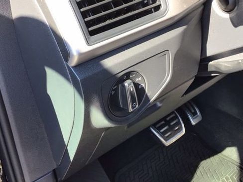 Used 2020 Volkswagen Atlas Cross Sport SE image 19