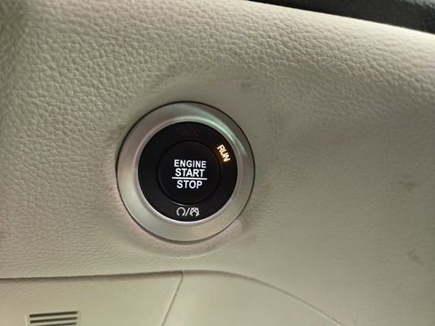 Used 2024 Chrysler Pacifica Limited FWD image 25