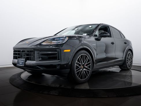 Certified 2025 Porsche Cayenne S image 1