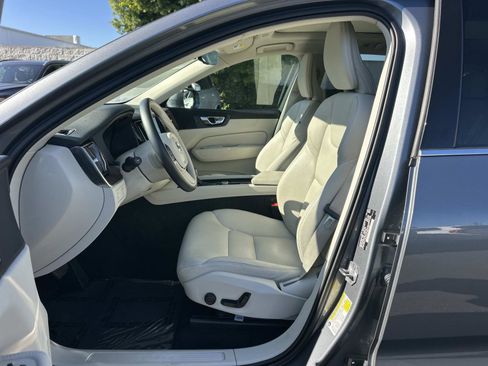 Certified 2021 Volvo XC60 T5 Momentum w/ Premium Package image 18