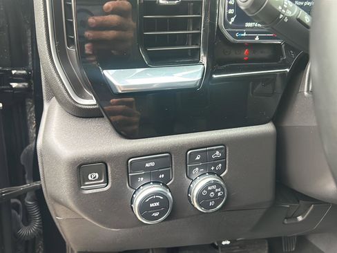 Used 2024 GMC Sierra 1500 SLT AWD/4WD image 13