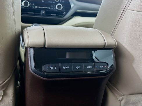 Used 2021 Toyota Highlander Limited FWD image 28