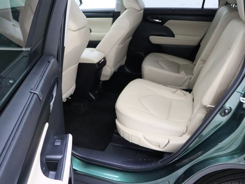 Certified 2025 Toyota Highlander XLE FWD image 30