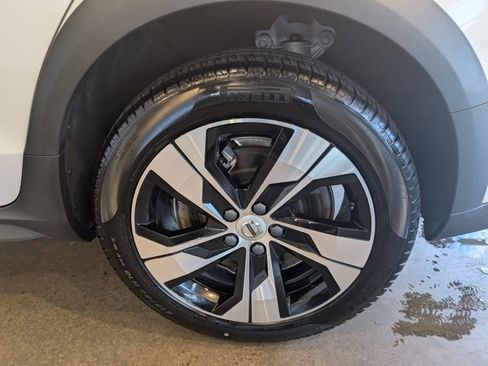 Used 2024 Volvo V60 B5 Cross Country Plus image 8