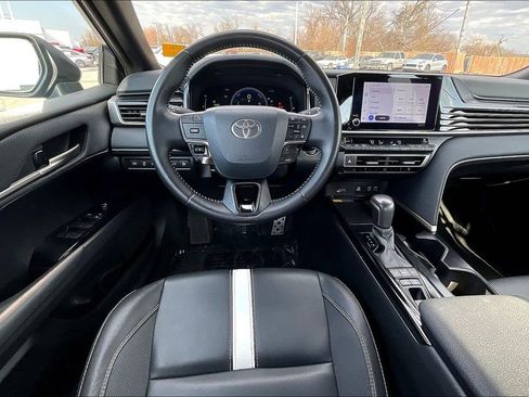 Used 2025 Toyota Camry SE image 5