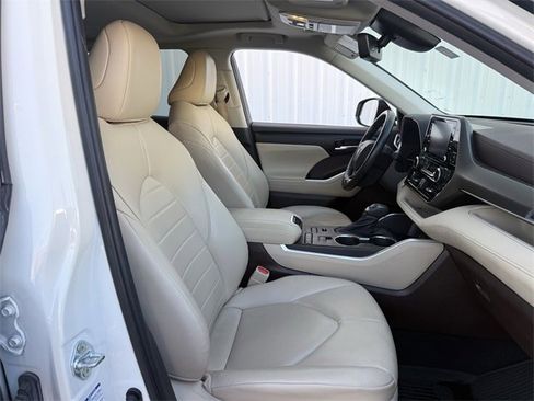 Used 2021 Toyota Highlander XLE image 29