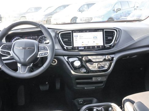 New 2026 Chrysler Pacifica Select FWD image 16