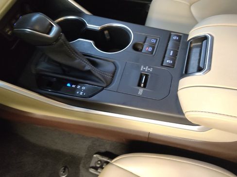 Used 2022 Toyota Highlander XLE FWD image 26