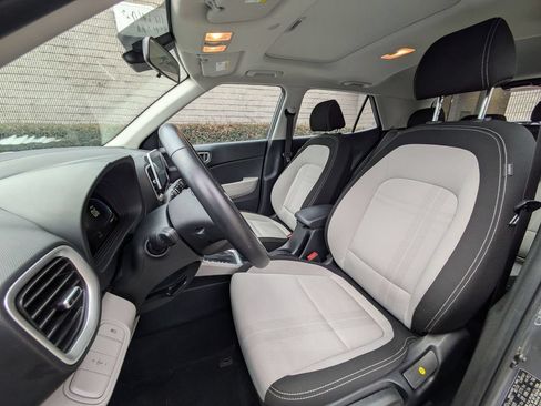 Used 2025 Hyundai Venue SEL FWD image 25