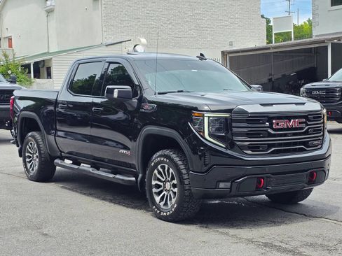 Used 2022 GMC Sierra 1500 AT4 w/ Technology Package AWD/4WD image 9